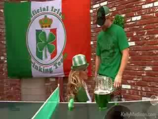 Dögös feleség és green sör megy bele mert egy tréfa st paddys nap