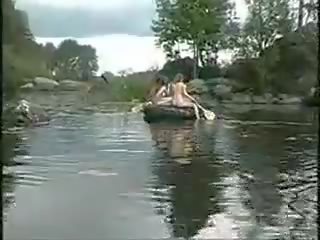 Tre sensational ragazze nuda ragazze in il giungla su barca per membro caccia