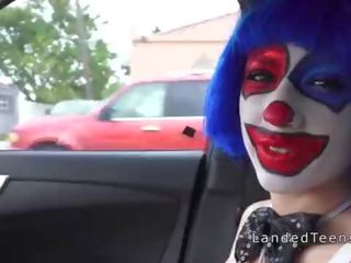 Tiener in clown kostuum rammen openlucht naar klaarkomen