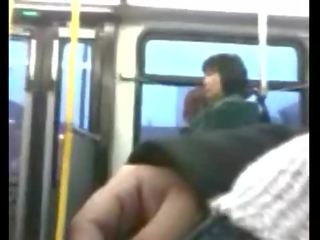 Chlap masturbuje na veřejné autobus soukromý video