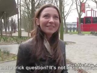 Belgičan hottie saje kohout v veřejné