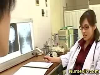 Asiatisch frau medic handjob