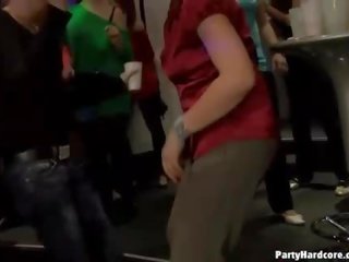 Cope танцююча роздягання і leaking дівчина