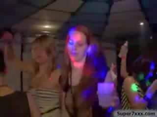 Ubriaco ragazze scopa a festa