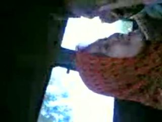 Awek tudung cium mulut רוֹמַנטִי ב מכונית