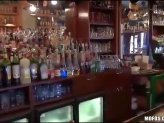 Barmanka agrees na dostať fucked v ju bar