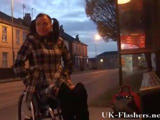 Disabled leah caprice clignotant chatte en publique