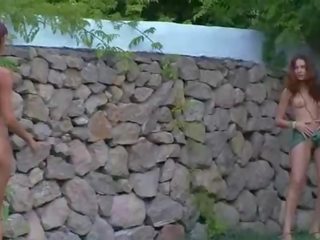 Ispaniškas viščiukai vandens į as sodas