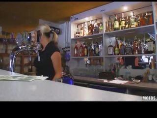 A seksikas bartender ja a prague mees