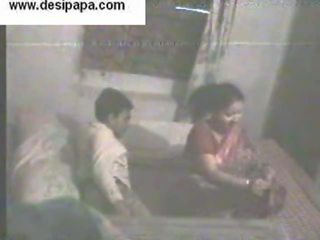Indiškas pora secretly nufilmuotas į jų miegamasis rijimas ir turintys seksas video kiekvienas kitas