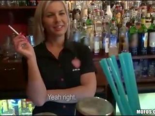 Barmaid piekrīt līdz nokļūt fucked uz viņai bārs