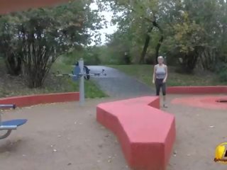 Jump och running naken i offentlig parkera av katerina-hartlova