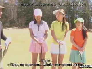 Aasia golf üleskutse tüdruk saab perses edasi a ninth auk