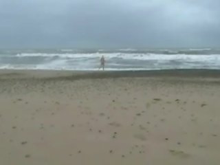 Amateur tiener godin chaos dun dipping bij strand