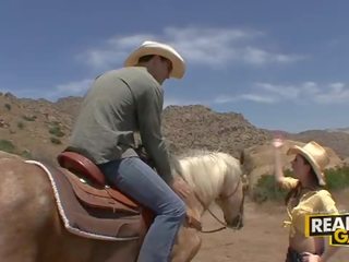 Unggul rambut coklat remaja indah wanita missy batu di luar cowboy gaya apaan